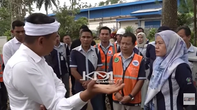 Kdm Berbicara Dengan Pekerja Saat Sidak Pabrik Aqua Di Subang. (Youtube)